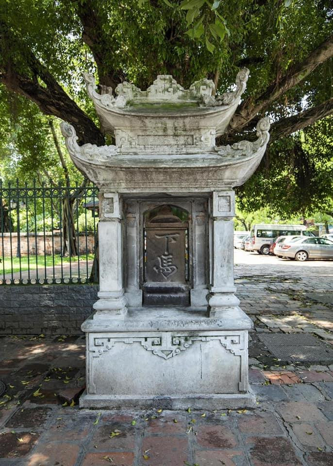 Tấm bia "Hạ mã" đặt trước cổng Văn Miếu