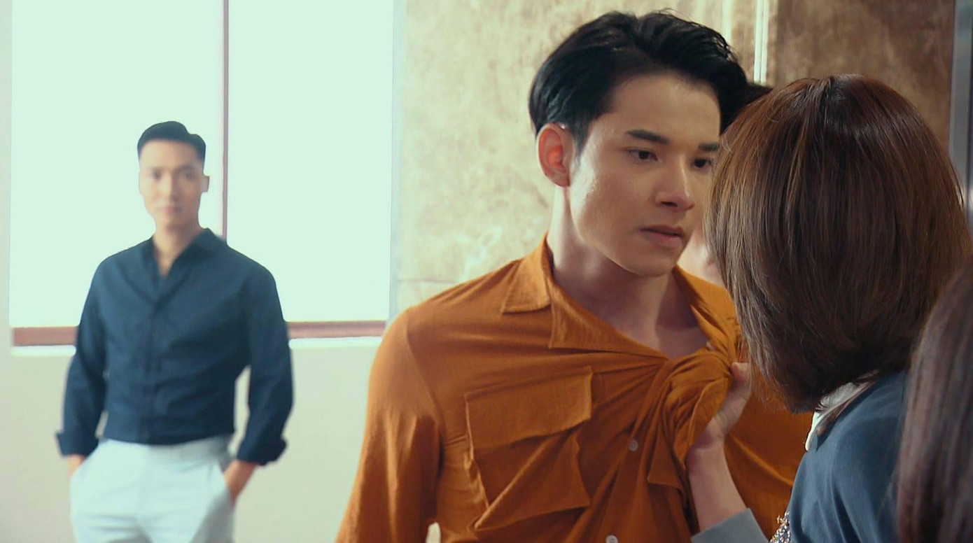 Long ngầm bênh vực người yêu, âm thầm gây khó dễ cho Dũng để dạy anh ta bài học