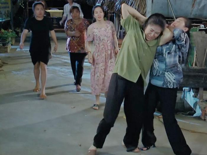 Nhiều cảnh va đập đến trầy vi tróc vẩy trong "Thương con cá rô đồng"