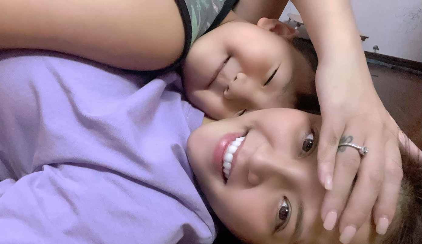 Tranh thủ ôm ấp cu Be để chuẩn bị thời gian tự cách ly để quay phim Tranh thủ ôm ấp cu Be để chuẩn bị thời gian tự cách ly để quay phim