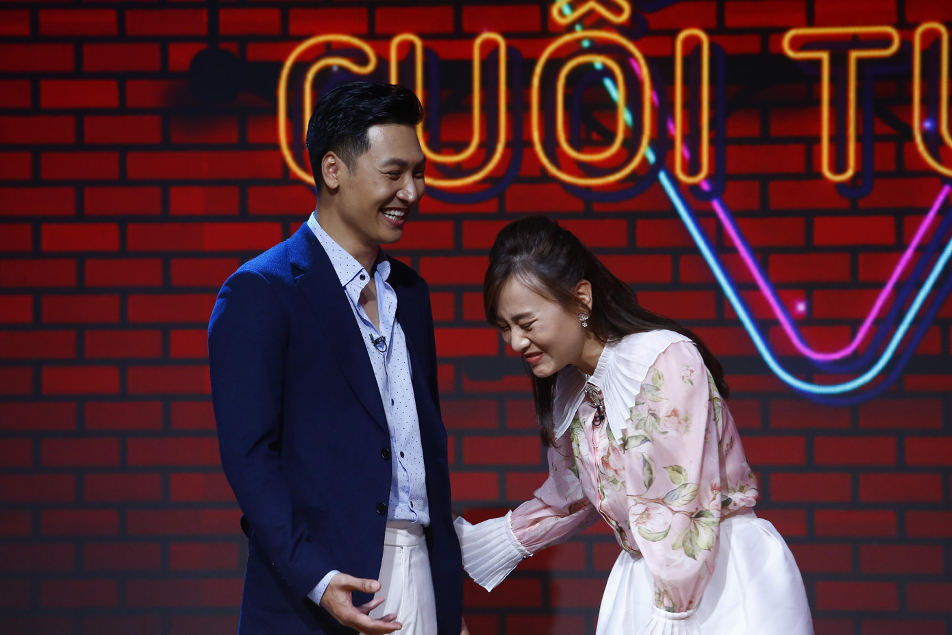 Phương Oanh và Mạnh Trường không ngừng cười khi xuất hiện trong "Cuộc hẹn cuối tuần"