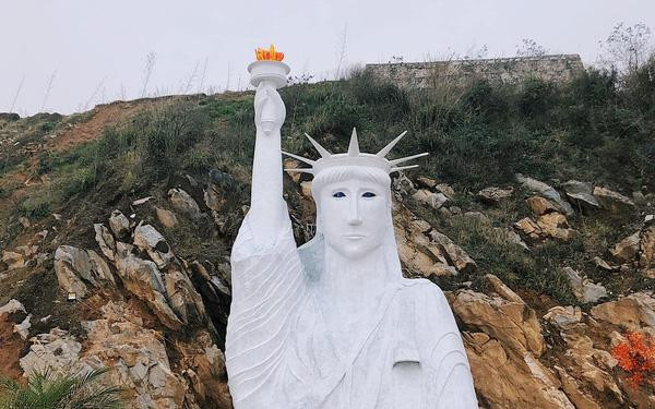 Tượng Nữ thần tự do phiên bản lỗi cũng mọc lên tại điểm du lịch check-in ở Sa Pa