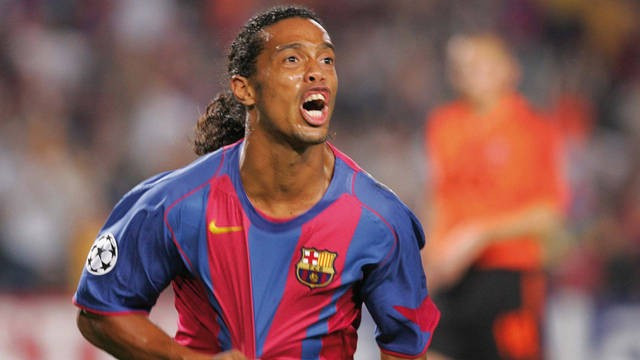 Ronaldinho lên đỉnh vinh quang tại Barca. Bài viết: http://news.zing.vn/Ronaldinho--tu-dua-tre-mo-coi-den-huyen-thoai-the-gioi-post359496.html#home_cate.tinchinh Nguồn Zing News 