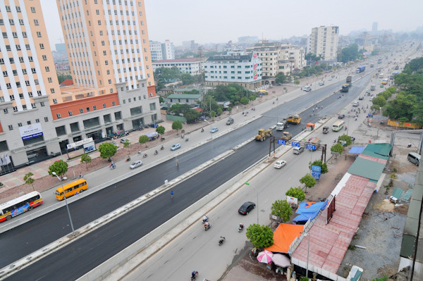 Điểm đầu của đường trên cao, nơi nối với cầu vượt Mai Dịch đang được trải nhựa để chuẩn bị thông xe ngày 21-10.