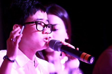 Nhạc sĩ Phương Uyên trong cuộc họp báo trả lời về scandal dàn xếp kết quả