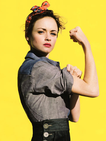Diễn viên kiêm người mẫu Alexis Bledel hóa thân thành Rosie the Riveter – biểu tượng văn hóa Mỹ, cổ vũ phụ nữ Hoa Kỳ bước ra khỏi bếp và tiến tới các nhà máy thay thế những người đàn ông đang phục vụ trong quân đội trong Thế chiến thứ II.