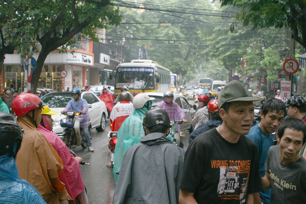 Nhiều người dân đổ về phố Trần Nhân Tông chen chúc dưới mưa chờ mua vàng