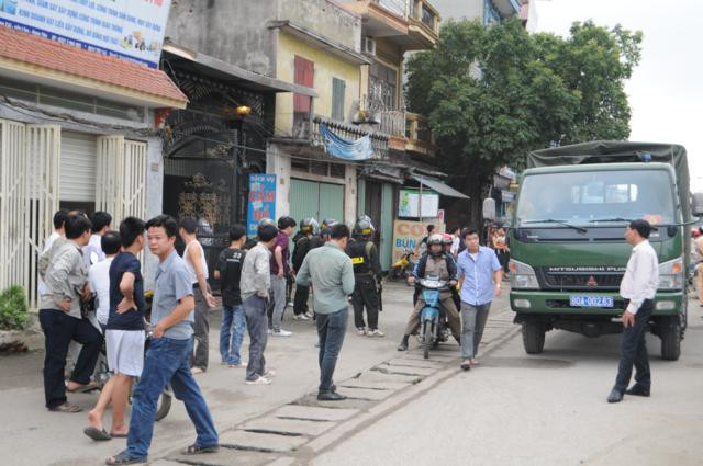 Vụ việc thu hút sự chú ý, hiếu kỳ của đông đảo người dân khu vực