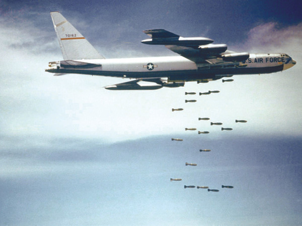 …kẻ thù trong quá khứ…(Máy bay B-52 của Mỹ ném bom Việt Nam - Nguồn: http://www.defensemedianetwork.com)