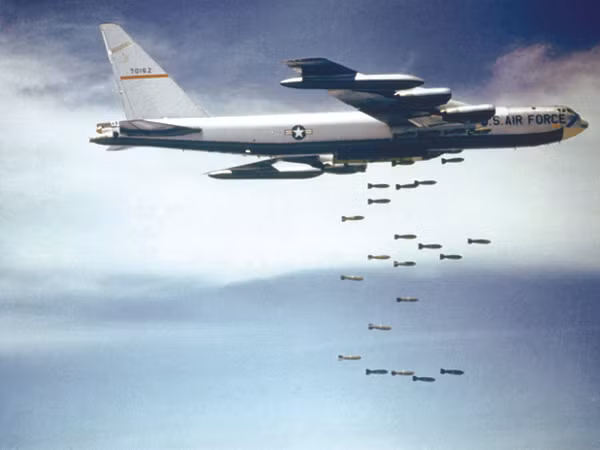 …kẻ thù trong quá khứ…(Máy bay B-52 của Mỹ ném bom Việt Nam - Nguồn: http://www.defensemedianetwork.com)