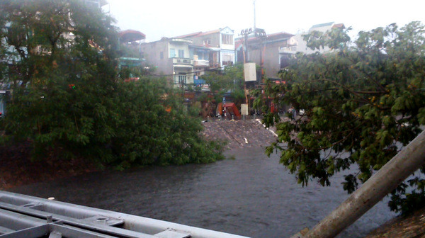 Hà Nội mưa lốc kinh hoàng, giao thông tê liệt ảnh 40