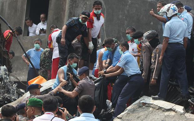 Máy bay quân sự Indonesia rơi, 113 người chết ảnh 6