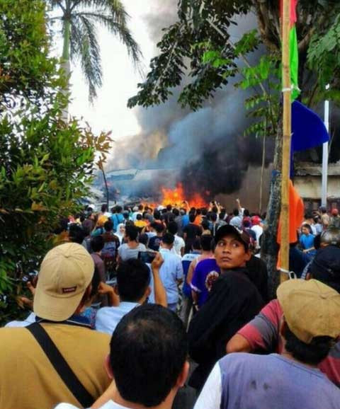 Máy bay quân sự Indonesia rơi, 113 người chết ảnh 8