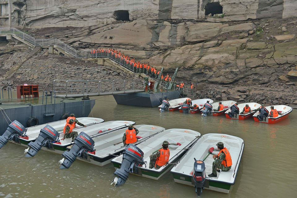 Trung Quốc chạy đua thời gian cứu nạn nhân trên tàu chìm ảnh 21