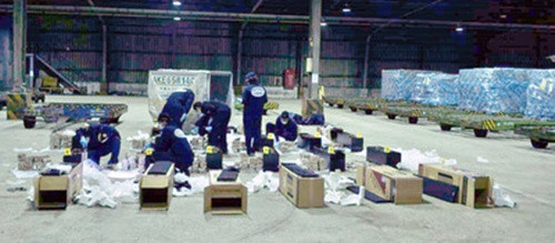 Sau khi cử chó nghiệp vụ kiểm tra, các nhà điều tra phát hiện 600 bánh heroin, nặng tổng cộng 229 kg, được giấu trong 12 dàn loa rỗng. Ảnh: CNA