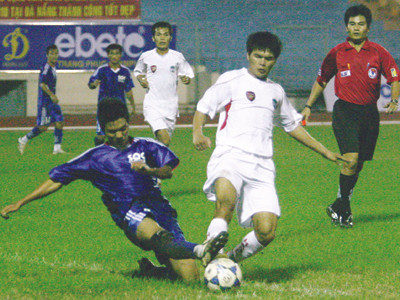 Bình Định (phải) vô địch bóng đá nam 