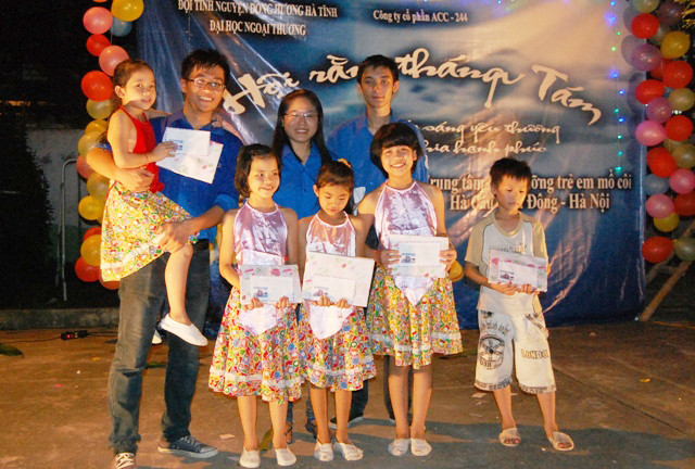 Các em bé mồ côi vô cùng thích thú khi được anh chị trao quà, sẻ chia tình cảm