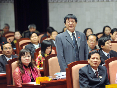 Đại biểu Trần Trọng Hanh chất vấn lãnh đạo UBND TP Hà Nội, Sở QHĐT về tình trạng nhà siêu mỏng, siêu méo Ảnh: Minh Tuấn