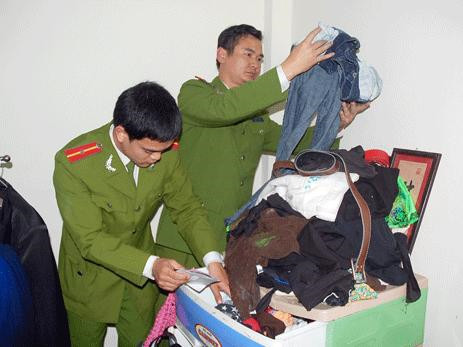 Khám xét nơi ở của Hà Giang