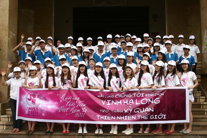 Các thí sinh đã cùng các bạn học sinh PTTH chuyên Hạ Long và PTTH Lê Thánh Tông chụp ảnh ở chợ Hạ Long