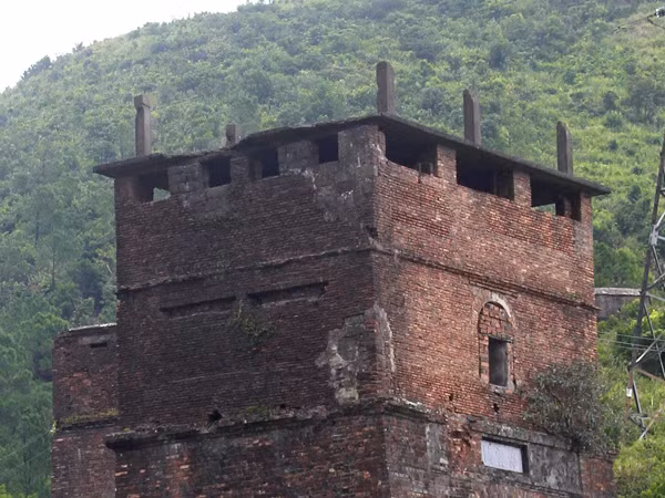 Cửa ải được xây bằng đá và gạch