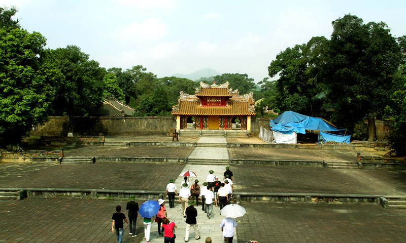 Sau Bi Đình là sân triều lễ được chia làm 4 bậc