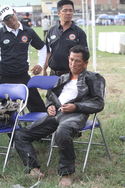 Nét thất thần của tay đua sau khi ngã xe