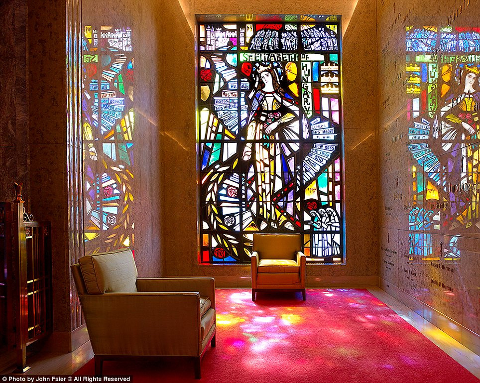 Những bức vẽ gắn trên bức tường được ánh sáng nhiều màu rọi vào. Những bức vẽ gắn trên bức tường được ánh sáng nhiều màu rọi vào