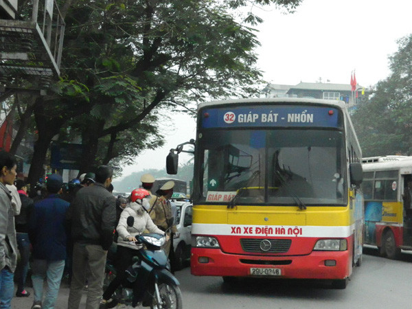 Chiếc xe buýt rượt đuổi xe taxi