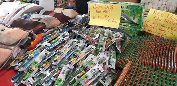 Festival văn hóa ở Hoàng Thành Thăng Long: La liệt hàng hóa, đồ chơi Trung Quốc ảnh 4