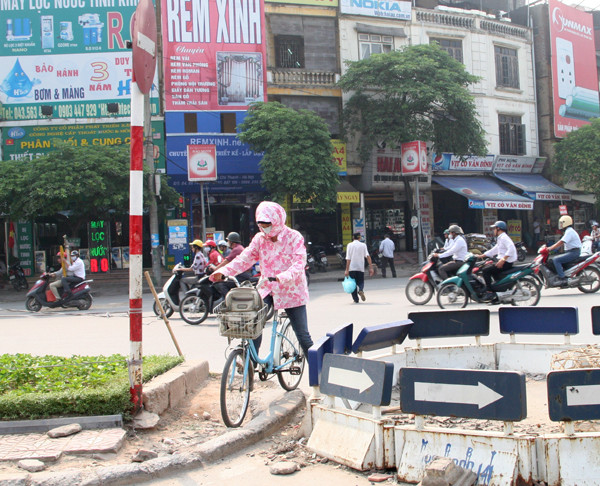 Dù chẳng dễ dàng để vượt qua dải phân cách này, nhưng nhiều người vẫn muốn 