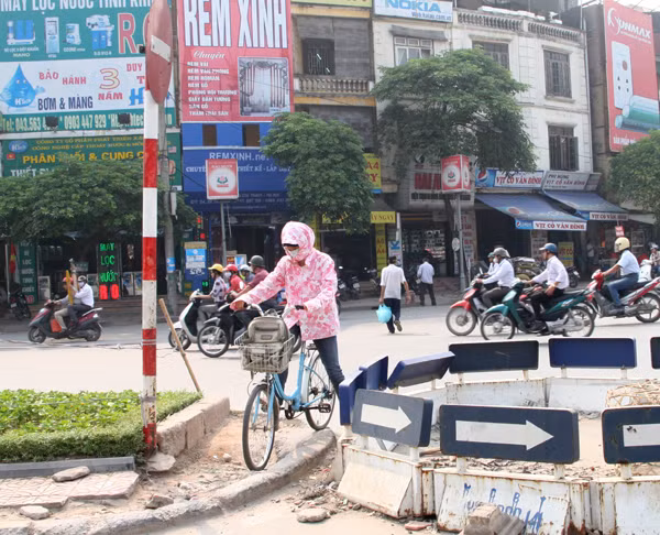 Dù chẳng dễ dàng để vượt qua dải phân cách này, nhưng nhiều người vẫn muốn 