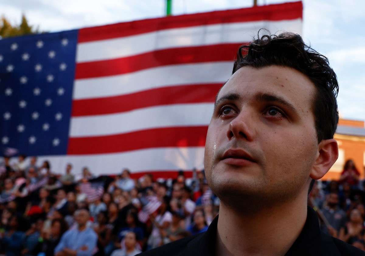 Không ít người đã rơi nước mắt. (Ảnh: Reuters)