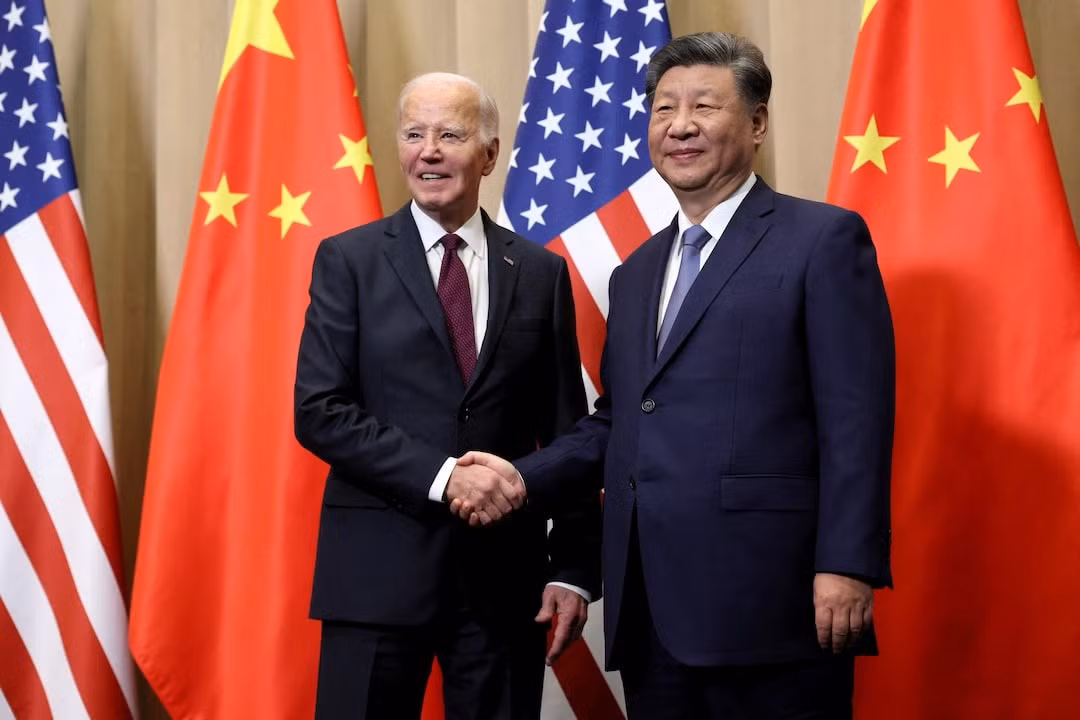 Chủ tịch Trung Quốc Tập Cận Bình bắt tay Tổng thống Mỹ Joe Biden. (Ảnh: Reuters)