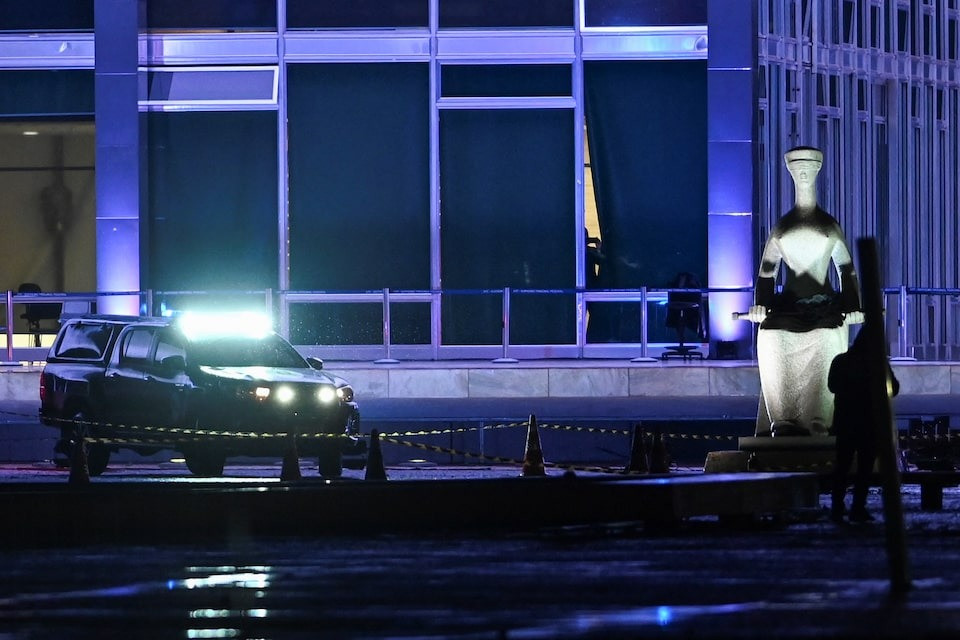 Cảnh sát tại hiện trường. (Ảnh: Reuters)