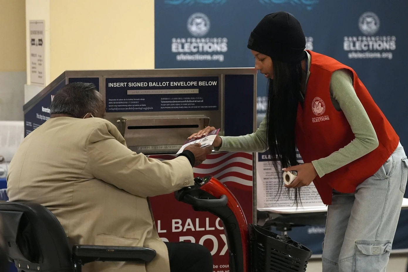 Một cử tri bỏ phiếu sớm ở San Francisco hôm 4/11. (Ảnh: AP)