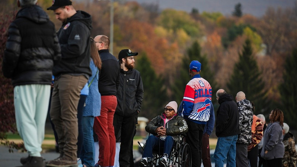 Tại Scranton (bang Pennsylvania), bà Liza Fortt - một phụ nữ da màu 74 tuổi - đến địa điểm bỏ phiếu bằng xe lăn. Dù cảm thấy không khỏe, nhưng bà vẫn quyết tâm đi bỏ phiếu cho ứng viên Kamala Harris. “Điều đó có ý nghĩa rất lớn đối với tôi và các cháu gái. Tôi chỉ đang chờ ngày này”, bà Fortt nói. Bà cho biết chưa bao giờ nghĩ mình sẽ có cơ hội bỏ phiếu cho một phụ nữ da màu trong cuộc đua giành chức tổng thống. “Tôi cảm thấy tự hào”. Tại Scranton (bang Pennsylvania), bà Liza Fortt - một phụ nữ da màu 74 tuổi - đến địa điểm bỏ phiếu bằng xe lăn. Dù cảm thấy không khỏe, nhưng bà vẫn quyết tâm đi bỏ phiếu cho ứng viên Kamala Harris. “Điều đó có ý nghĩa rất lớn đối với tôi và các cháu gái. Tôi chỉ đang chờ ngày này”, bà Fortt nói. Bà cho biết chưa bao giờ nghĩ mình sẽ có cơ hội bỏ phiếu cho một phụ nữ da màu trong cuộc đua giành chức tổng thống. “Tôi cảm thấy tự hào”.