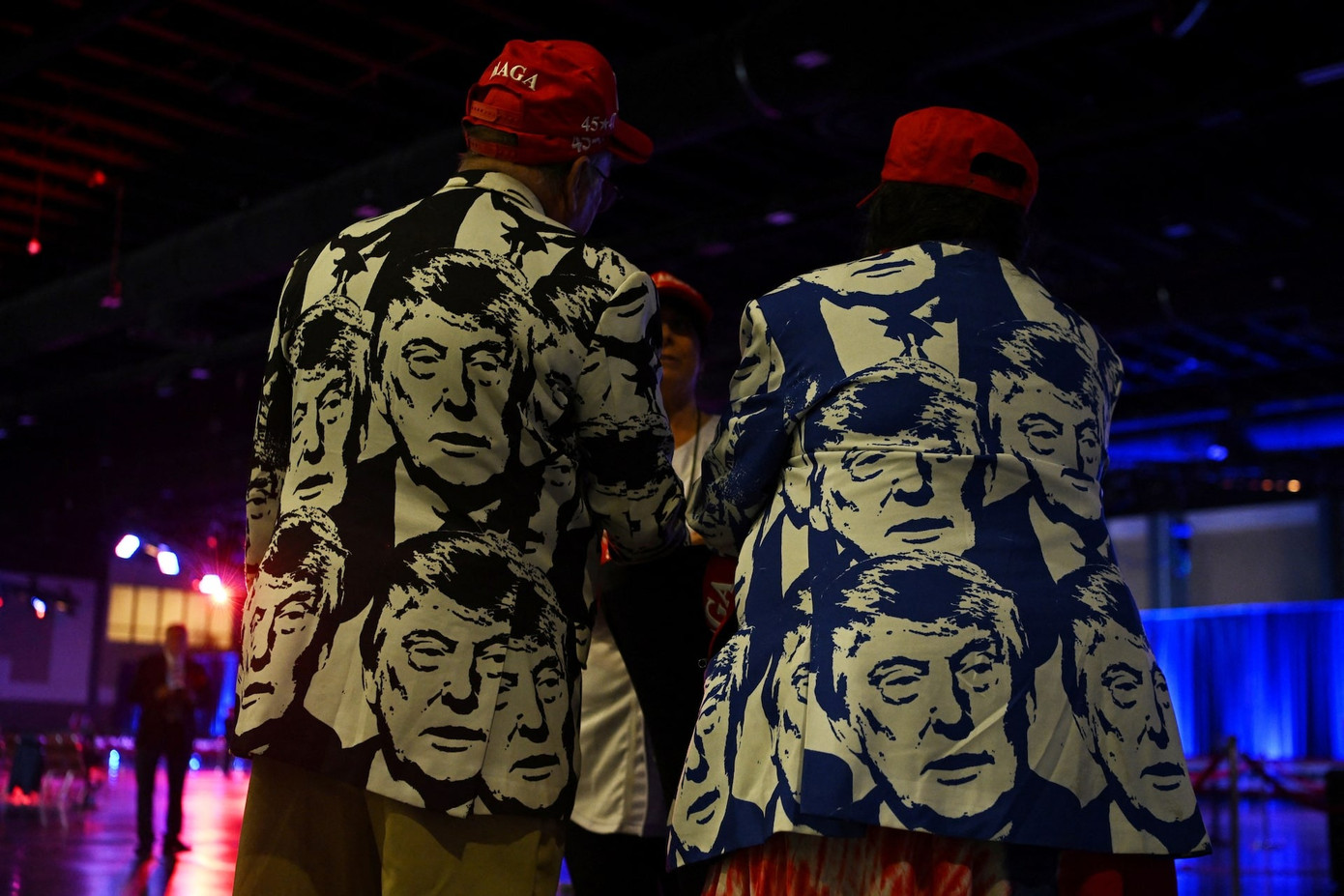 Hai cử tri mặc áo vest in hình ông Trump ở Florida. (Ảnh: Reuters)