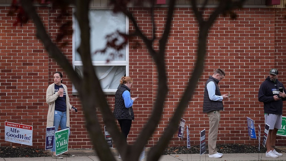 Tại quận Cam (bang Florida), hơn 4.700 người đã bỏ phiếu trong 20 phút đầu tiên sau khi điểm bỏ phiếu mở cửa. (Ảnh: AP) Tại quận Cam (bang Florida), hơn 4.700 người đã bỏ phiếu trong 20 phút đầu tiên sau khi điểm bỏ phiếu mở cửa. (Ảnh: AP)