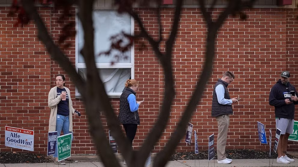 Tại quận Cam (bang Florida), hơn 4.700 người đã bỏ phiếu trong 20 phút đầu tiên sau khi điểm bỏ phiếu mở cửa. (Ảnh: AP)