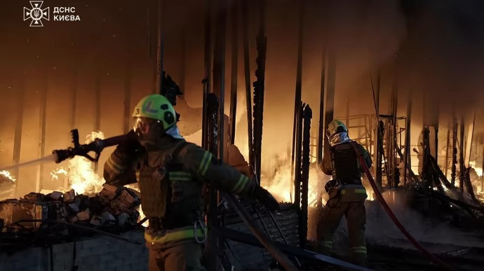 Hiện trường các vụ cháy ở Kiev trong đêm ngày 6, rạng sáng 7/11. (Ảnh: Pravda)