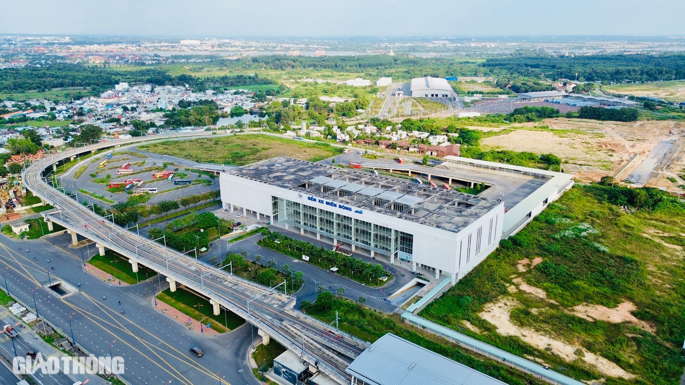 Ga bến xe miền Đông mới là ga cuối cùng của tuyến đường sắt đô thị trước khi các con tàu tiến về deport Long Bình (TP Thủ Đức). Tại ga này, người dân có thể di chuyển đến Công viên lịch sử Văn hóa dân tộc, Đền thờ vua Hùng, làng đại học Quốc gia TP.HCM hay bệnh viện Ung bướu... Đây cũng là bến xe nơi sẽ đưa hành khách đi lại ở nhiều tỉnh, thành.