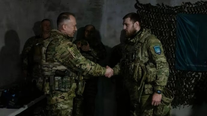 Tổng tư lệnh Oleksandr Syrskyi (trái). (Ảnh: Pravda)