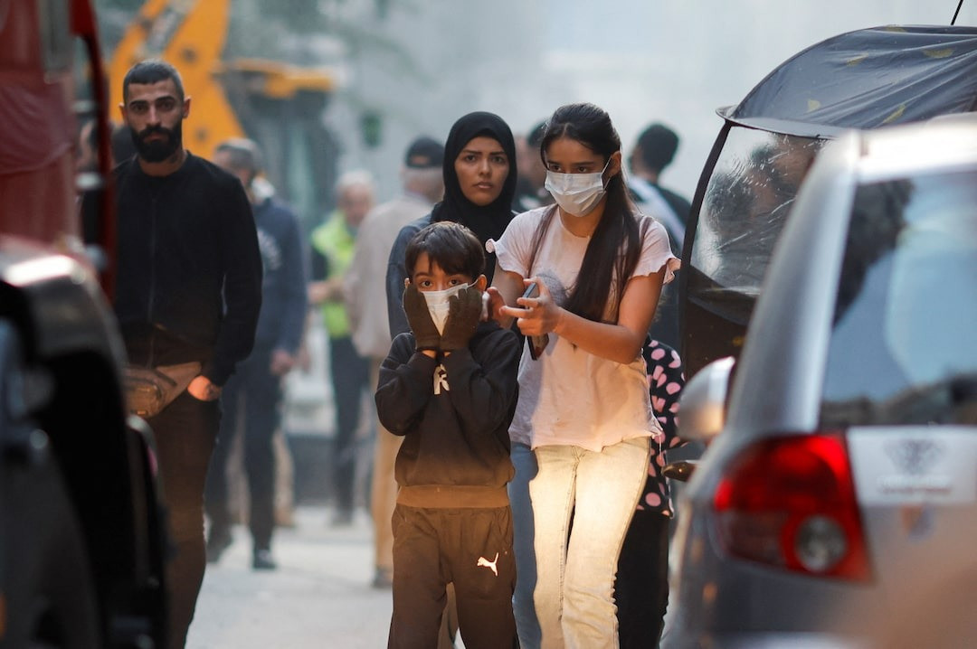 Người dân sơ tán khỏi hiện trường. (Ảnh: Reuters)