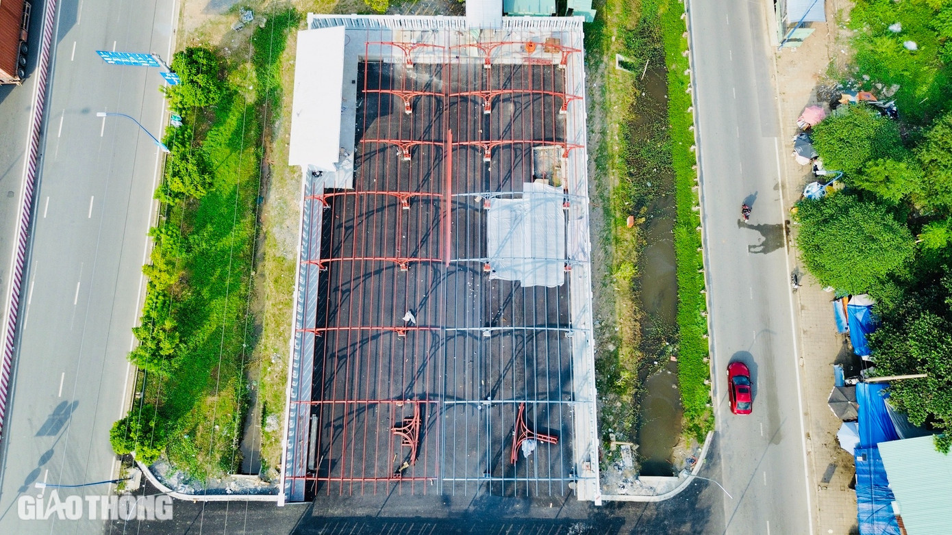 Các bãi giữ xe máy, ô tô tại các nhà ga tuyến metro số 1 cũng đang được đẩy nhanh tiến độ thi công để kịp phục vụ nhu cầu của người dân khi chính thức hoạt động. Những bãi giữ xe này được xây dựng tại các vị trí thuận lợi, gần các nhà ga, giúp hành khách dễ dàng di chuyển, gửi xe trước khi lên tàu.