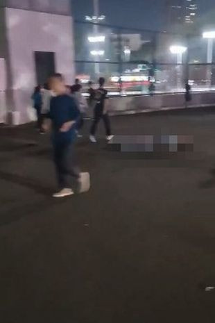 Những người bị thương nằm la liệt tại hiện trường. (Ảnh chụp màn hình) Những người bị thương nằm la liệt tại hiện trường. (Ảnh chụp màn hình)