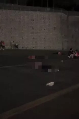 Những người bị thương nằm la liệt tại hiện trường. (Ảnh chụp màn hình) Những người bị thương nằm la liệt tại hiện trường. (Ảnh chụp màn hình)