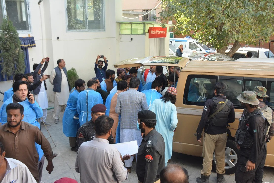 Những người bị thương được đưa đến bệnh viện. (Ảnh: AP, Getty Images)