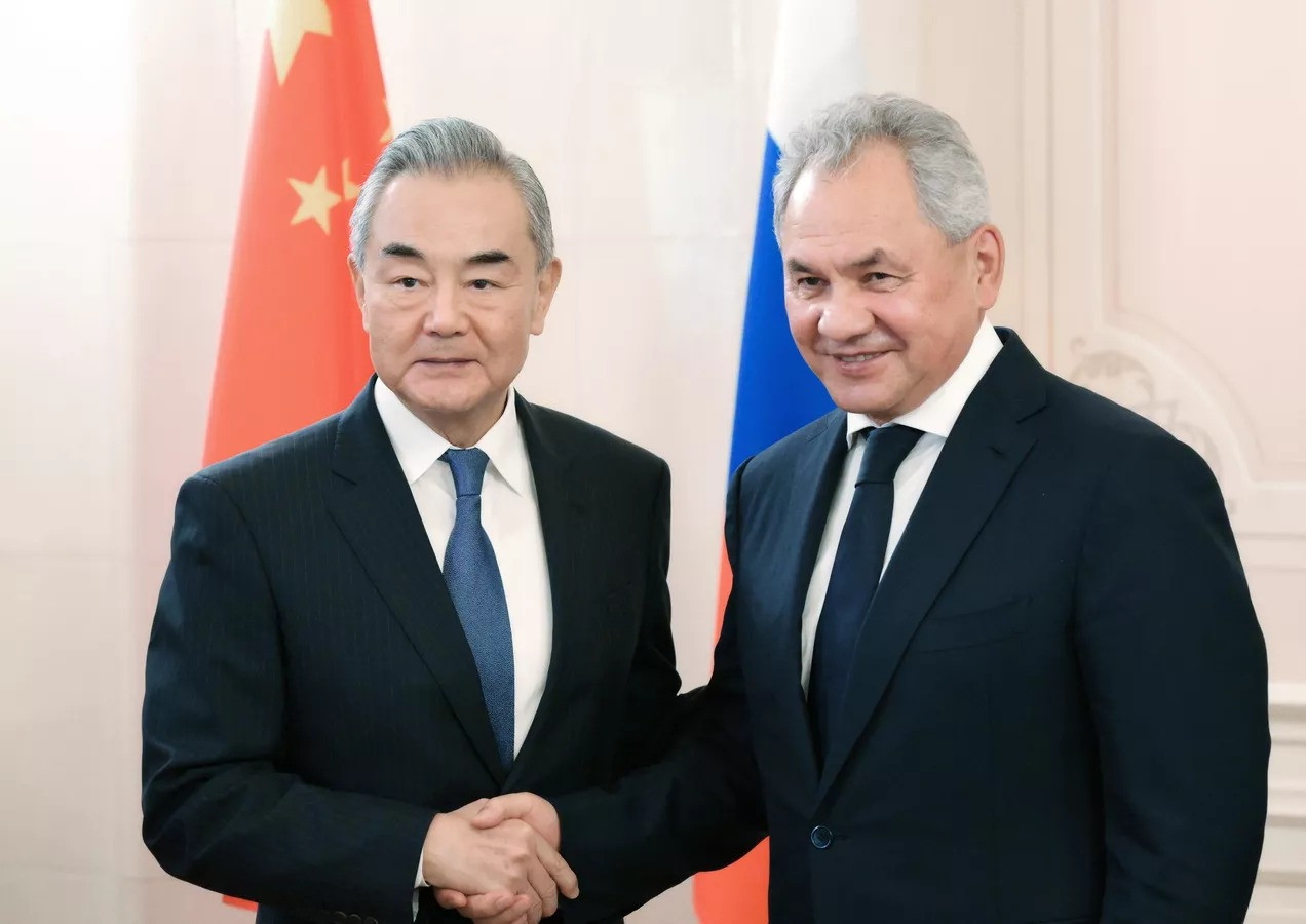 Thư ký Hội đồng An ninh Nga Sergei Shoigu và Bộ trưởng Ngoại giao Trung Quốc Vương Nghị. (Ảnh: Sputnik) Thư ký Hội đồng An ninh Nga Sergei Shoigu và Bộ trưởng Ngoại giao Trung Quốc Vương Nghị. (Ảnh: Sputnik)