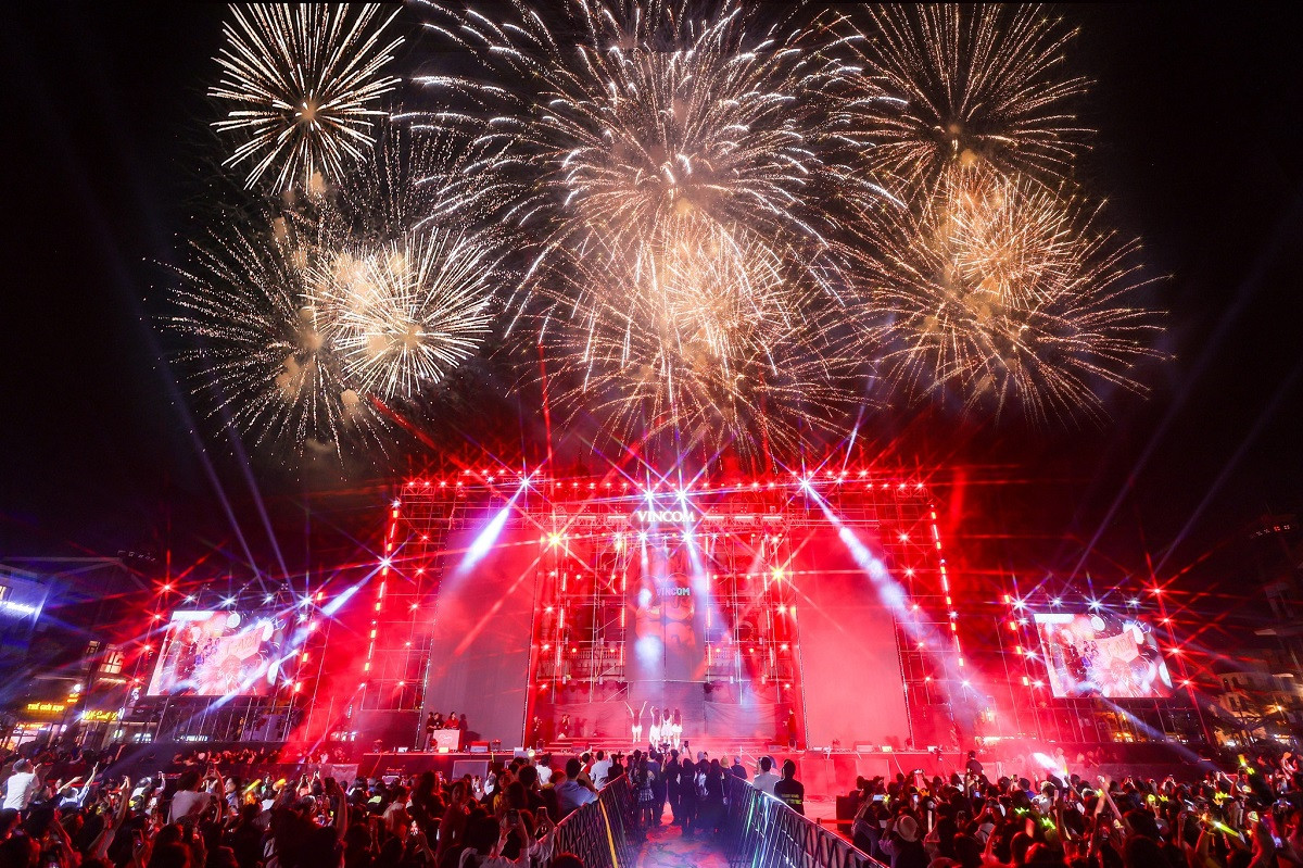 Đêm nhạc “Đến Vincom - Chào tôi mới” khép lại bằng màn pháo hoa rực rỡ Đêm nhạc “Đến Vincom - Chào tôi mới” khép lại bằng màn pháo hoa rực rỡ